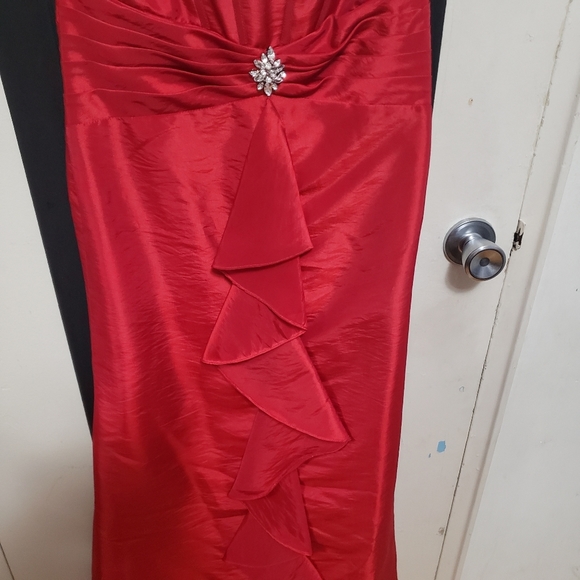 Le Gala Tony Bowls Gown - Picture 6 of 11